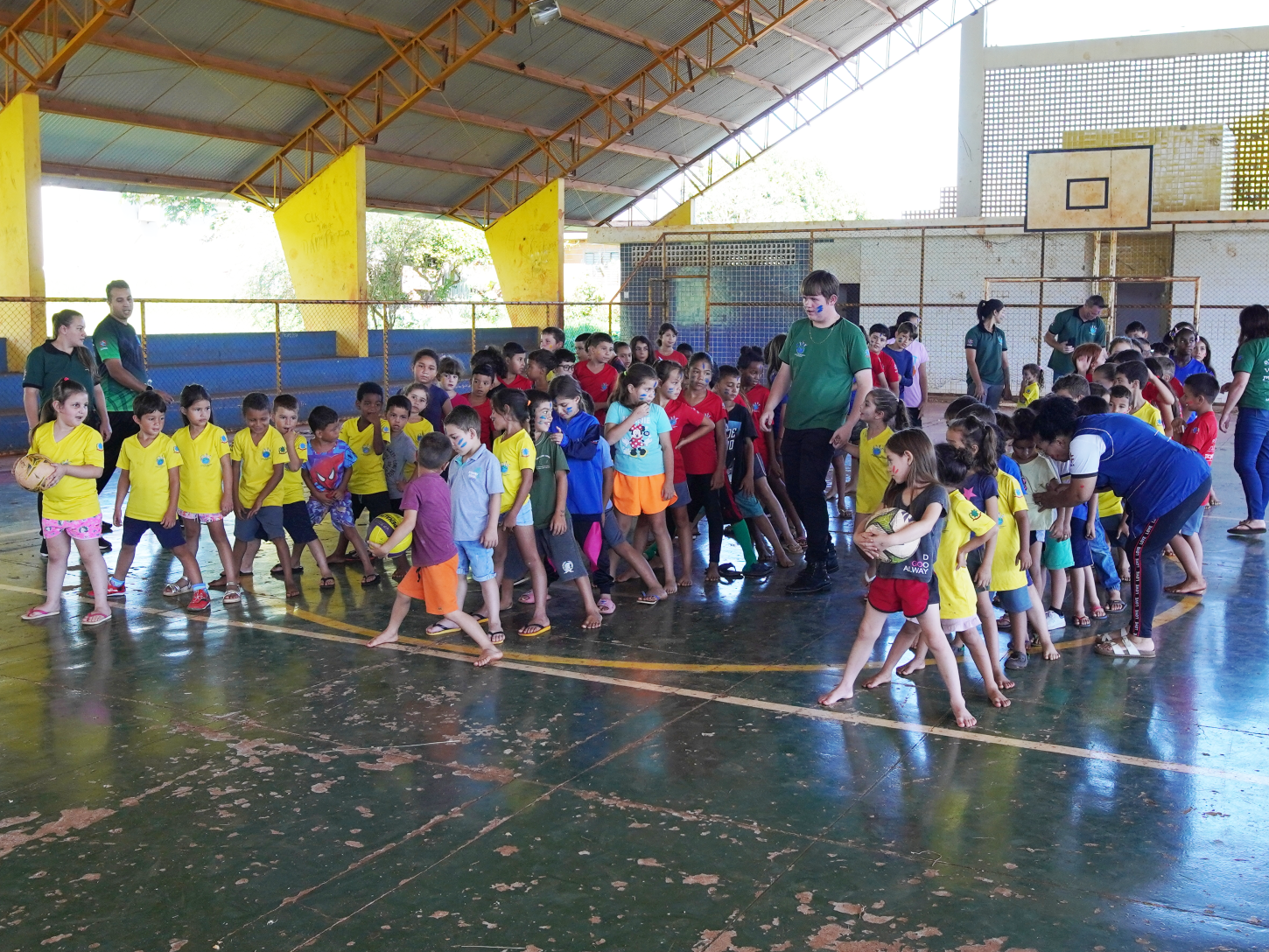 CRIANÇAS ATENDIDAS PELO CAIA PARTICIPAM DE COLÔNIA DE FÉRIAS COM BRINCADEIRAS E ATIVIDADES RECREATIVAS EM SÃO MIGUEL DO IGUAÇU