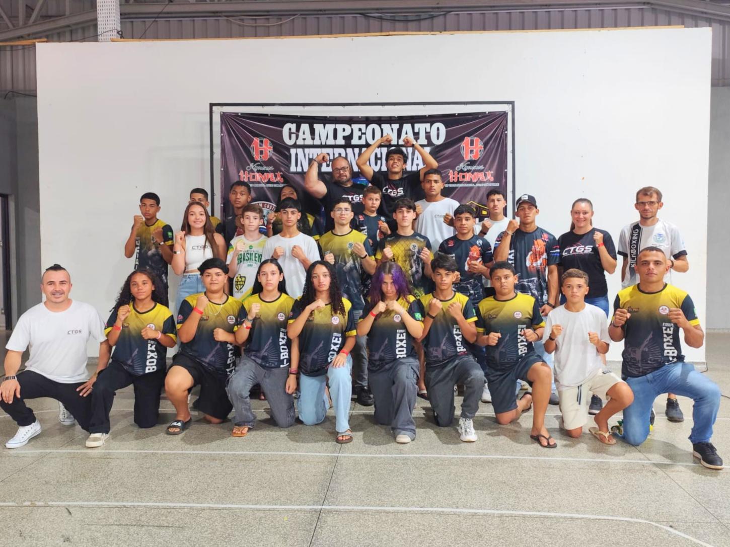 ATLETAS DE SÃO MIGUEL CONQUISTAM 12 MEDALHAS EM CAMPEONATO INTERNACIONAL DE KICKBOXING NO PARANÁ