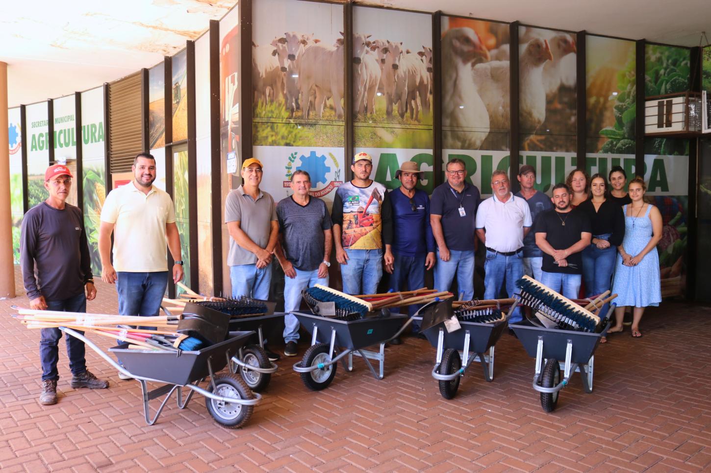 DISTRITOS DE SÃO MIGUEL DO IGUAÇU RECEBEM KITS DE FERRAMENTAS PARA LIMPEZA E MANUTENÇÃO