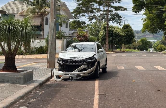 ACIDENTE ENTRE SUV E PICAPE MOBILIZA EQUIPES NO CENTRO DE SÃO MIGUEL DO IGUAÇU
