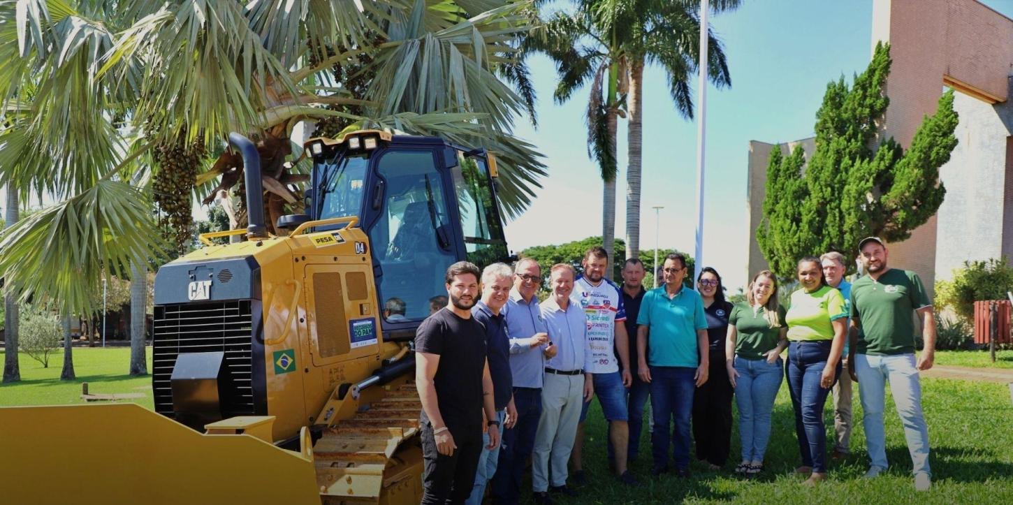 ADMINISTRAÇÃO DE ITAIPULÂNDIA RECEBE DEPUTADO LUIZ CORTI E CONFIRMA ENTREGA DE TRATOR ESTEIRA