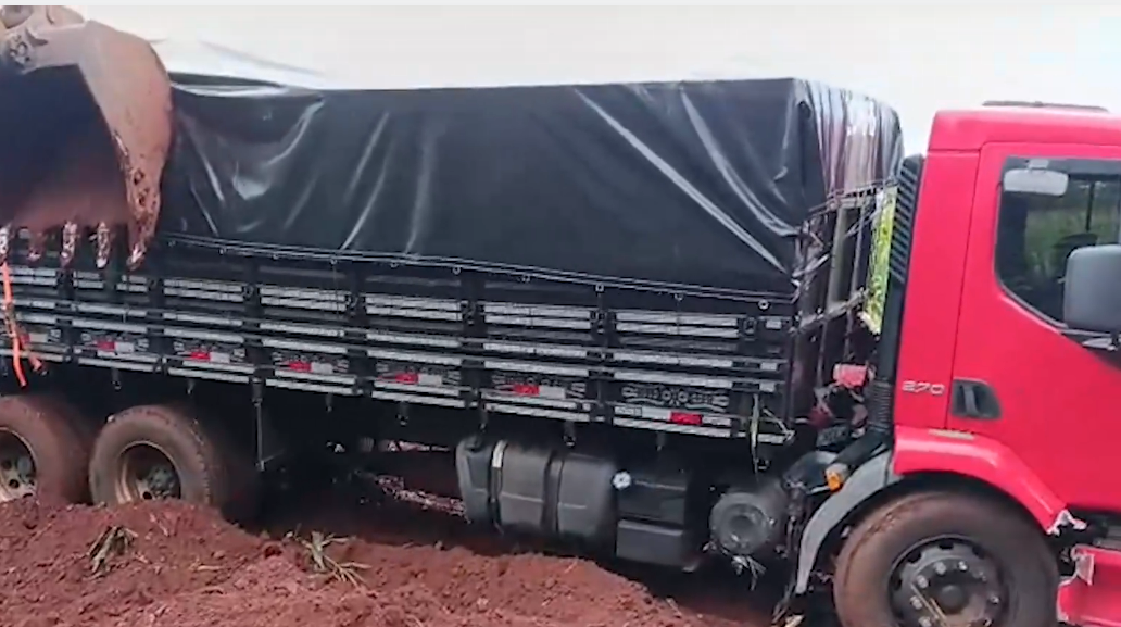 CAMINHÃO COM 25 MIL PACOTES DE CIGARROS É APREENDIDO APÓS FUGA NA BR-163