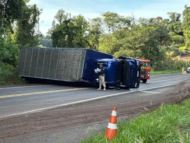 CAMINHÃO TOMBA NA BR-373 E DEIXA MOTORISTA FERIDA EM CORONEL VIVIDA
