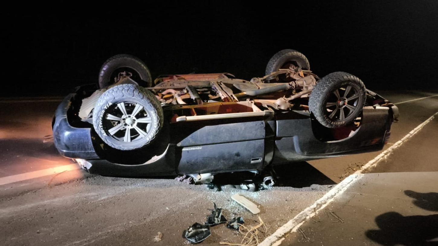 CAMINHONETE CAPOTA NA PR-495 EM PATO BRAGADO DURANTE A MADRUGADA