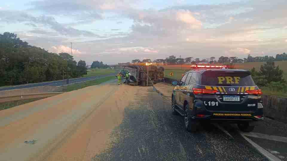 CARRETA TOMBA NA BR-376 E ESPALHA CARGA DE SOJA