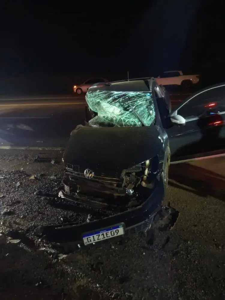 COLISÃO ENTRE CARRO E CAMINHONETE DEIXA MOTORISTA FERIDO NA BR-467