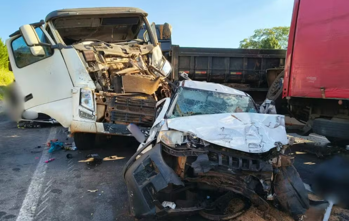 ENGAVETAMENTO COM SEIS VEÍCULOS DEIXA UM MORTO NA BR-376 EM MAUÁ DA SERRA