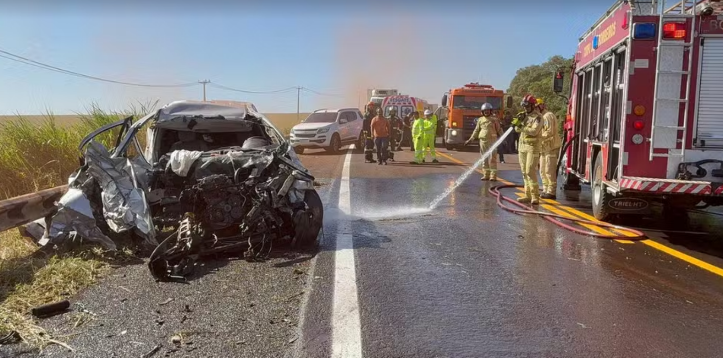 ENQUANTO TRANSPORTAVA GRÁVIDA, AMBULÂNCIA SE DEPARA COM ACIDENTE ENTRE QUATRO VEÍCULOS E INTERROMPE VIAGEM PARA ATENDER FERIDOS NA BR-369