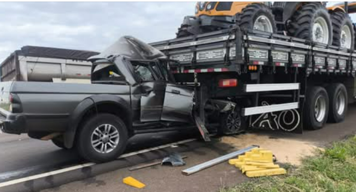 MOTORISTA MORRE EM GRAVE ACIDENTE ENTRE CAMINHONETE E CAMINHÃO NA BR-163