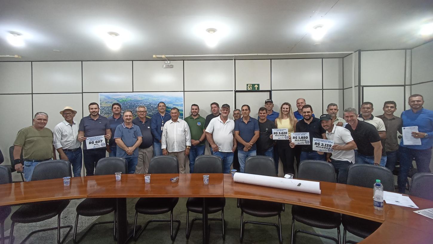 PREFEITURA DE SÃO MIGUEL DO IGUAÇU AUTORIZA MAIS DE R$ 18 MILHÕES EM OBRAS DE PAVIMENTAÇÃO URBANA E RURAL