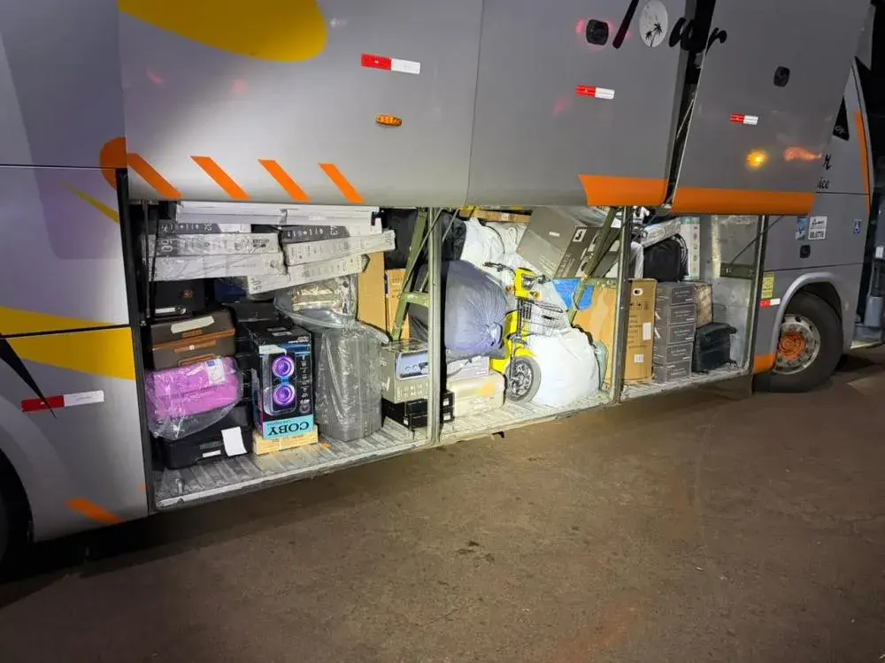 SÃO MIGUEL DO IGUAÇU: RECEITA FEDERAL RETÉM ÔNIBUS COM MERCADORIAS IRREGULARES AVALIADAS EM R$ 1 MILHÃO NA BR-277