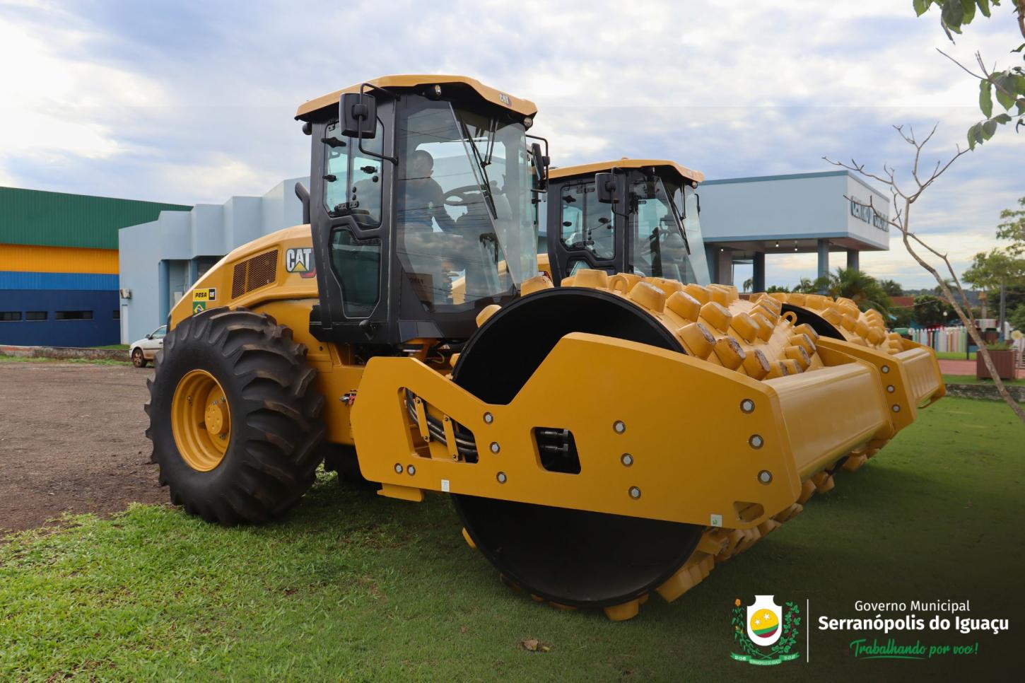 SERRANÓPOLIS DO IGUAÇU RECEBE ROLO COMPACTADOR NOVO PARA REFORÇAR SERVIÇOS