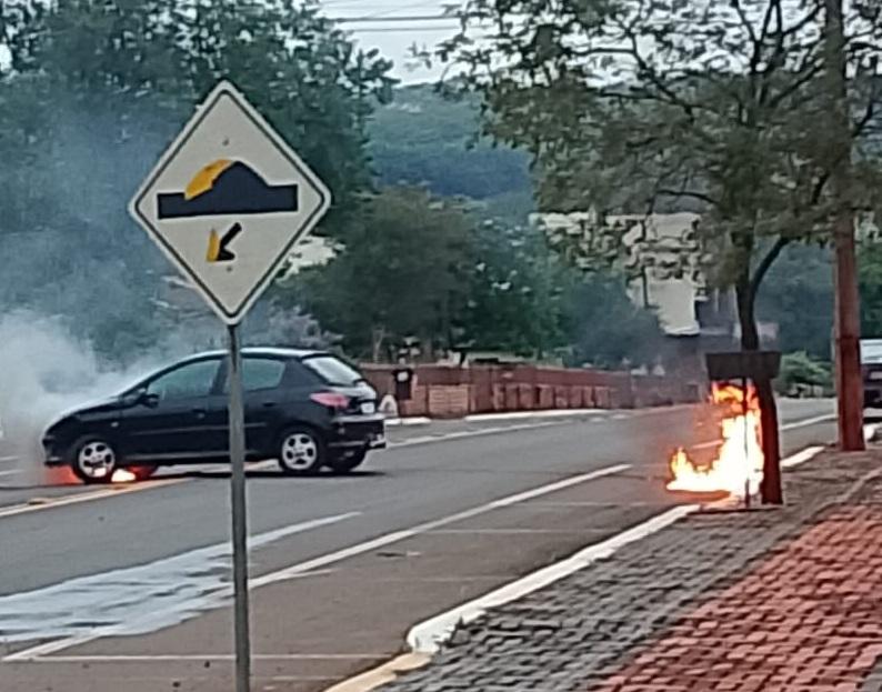 VEÍCULO PEGA FOGO NA MANHÃ DESTE DOMINGO EM ITAIPULÂNDIA