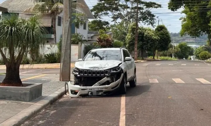 ACIDENTE ENTRE SUV E PICAPE MOBILIZA EQUIPES NO CENTRO DE SÃO MIGUEL DO IGUAÇU