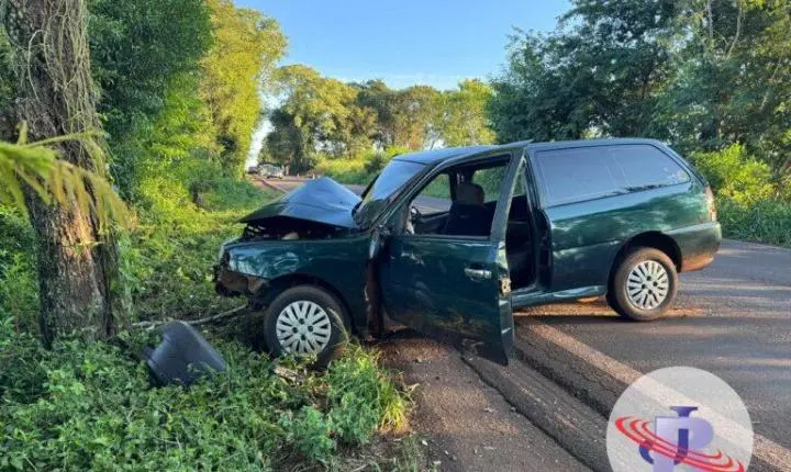 ACIDENTE NA PR-497 EM SÃO MIGUEL DO IGUAÇU DEIXA MULHER FERIDA APÓS COLISÃO COM ÁRVORE