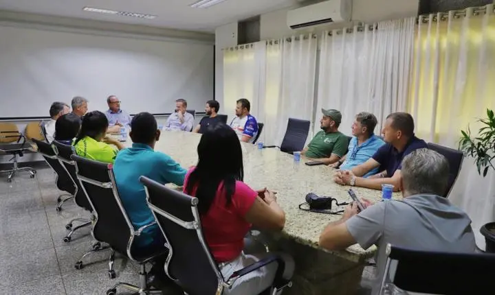 ADMINISTRAÇÃO DE ITAIPULÂNDIA RECEBE DEPUTADO LUIZ CORTI E CONFIRMA ENTREGA DE TRATOR ESTEIRA