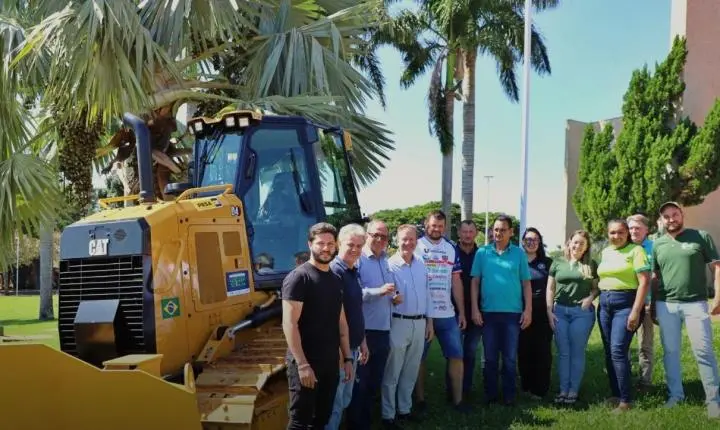 ADMINISTRAÇÃO DE ITAIPULÂNDIA RECEBE DEPUTADO LUIZ CORTI E CONFIRMA ENTREGA DE TRATOR ESTEIRA