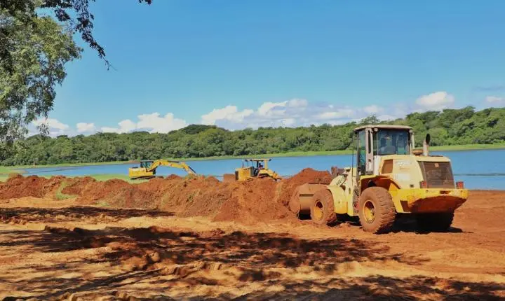 ADMINISTRAÇÃO REALIZA LIMPEZA NO BALNEÁRIO JACUTINGA PARA IMPULSIONAR TURISMO E LAZER