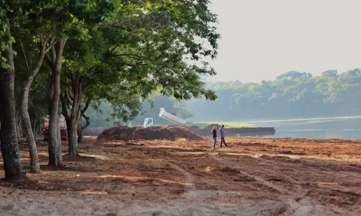ADMINISTRAÇÃO REALIZA LIMPEZA NO BALNEÁRIO JACUTINGA PARA IMPULSIONAR TURISMO E LAZER