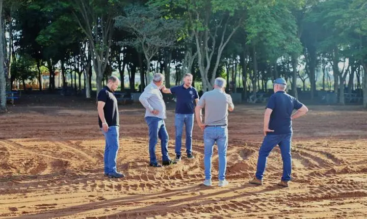 ADMINISTRAÇÃO REALIZA LIMPEZA NO BALNEÁRIO JACUTINGA PARA IMPULSIONAR TURISMO E LAZER