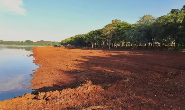 ADMINISTRAÇÃO REALIZA LIMPEZA NO BALNEÁRIO JACUTINGA PARA IMPULSIONAR TURISMO E LAZER