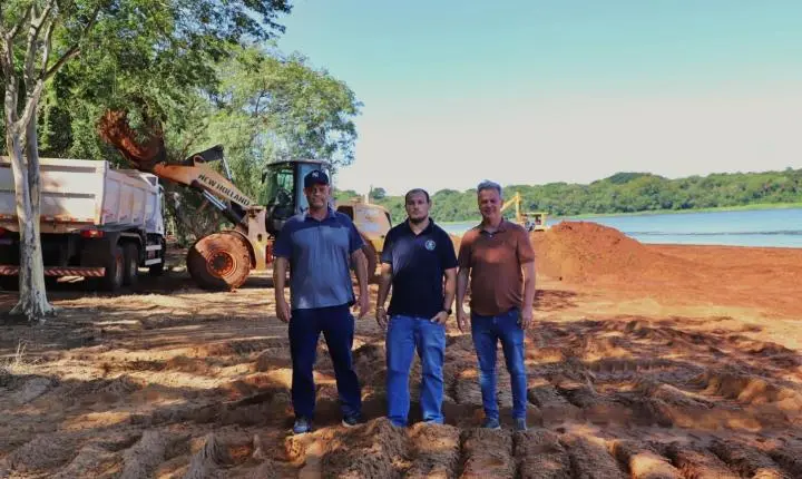 ADMINISTRAÇÃO REALIZA LIMPEZA NO BALNEÁRIO JACUTINGA PARA IMPULSIONAR TURISMO E LAZER