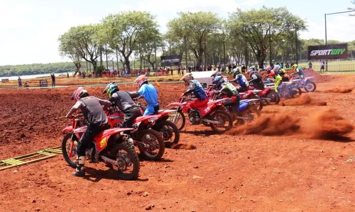ADRENALINA, VELOCIDADE E MUITA EMOÇÃO MARCAM FINAL DA COPA VERÃO COSTA OESTE DE VELOCROSS NA PRAINHA DE SÃO MIGUEL