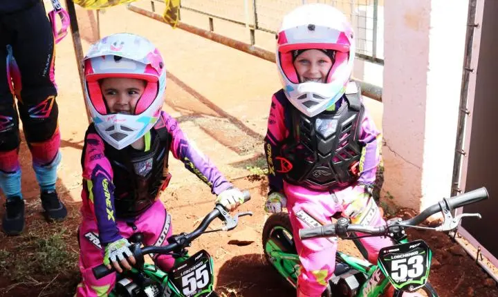 ADRENALINA, VELOCIDADE E MUITA EMOÇÃO MARCAM FINAL DA COPA VERÃO COSTA OESTE DE VELOCROSS NA PRAINHA DE SÃO MIGUEL