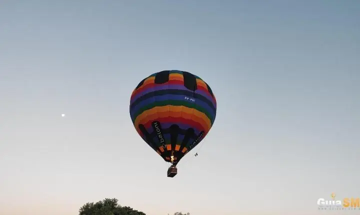 BALÃO DE AR QUENTE ENCANTA MORADORES E PROPORCIONA ESPETÁCULO AO AMANHECER EM SÃO MIGUEL DO IGUAÇU