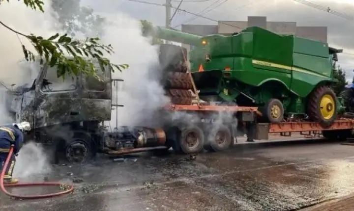 CAMINHÃO VOLVO PEGA FOGO EM ACESSO À BR-277 E MOBILIZA EQUIPES DE EMERGÊNCIA