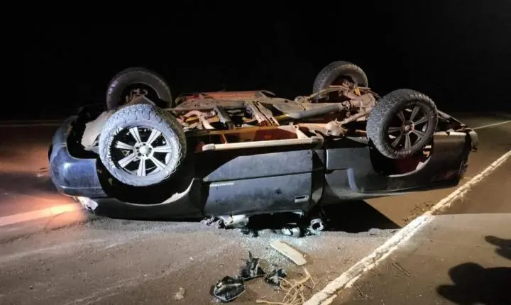 CAMINHONETE CAPOTA NA PR-495 EM PATO BRAGADO DURANTE A MADRUGADA