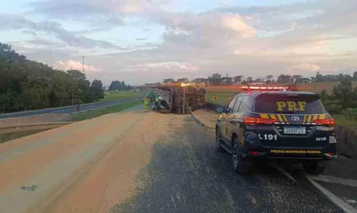 CARRETA TOMBA NA BR-376 E ESPALHA CARGA DE SOJA