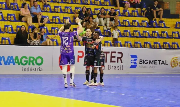 COPA UNIÃO: AFI UNIGUAÇU ITAIPULÂNDIA GOLEIA PALMAS E FAZ FESTA COM A TORCIDA