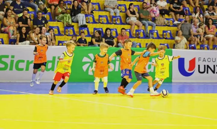 COPA UNIÃO: AFI UNIGUAÇU ITAIPULÂNDIA GOLEIA PALMAS E FAZ FESTA COM A TORCIDA