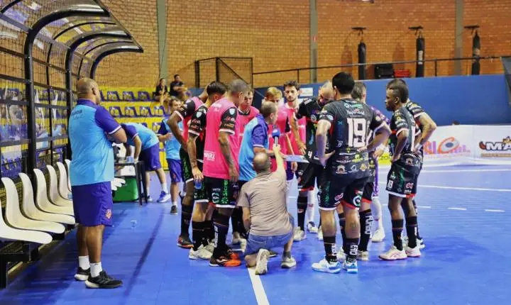 COPA UNIÃO: AFI UNIGUAÇU ITAIPULÂNDIA GOLEIA PALMAS E FAZ FESTA COM A TORCIDA