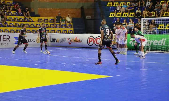 COPA UNIÃO: AFI UNIGUAÇU ITAIPULÂNDIA GOLEIA PALMAS E FAZ FESTA COM A TORCIDA