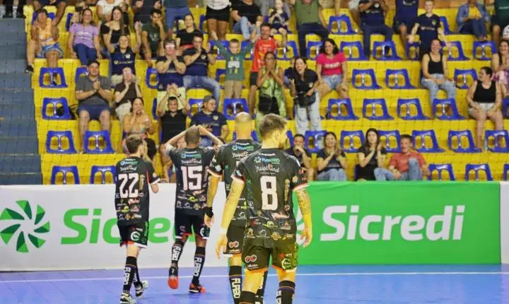 COPA UNIÃO: AFI UNIGUAÇU ITAIPULÂNDIA GOLEIA PALMAS E FAZ FESTA COM A TORCIDA