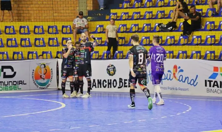 COPA UNIÃO: AFI UNIGUAÇU ITAIPULÂNDIA GOLEIA PALMAS E FAZ FESTA COM A TORCIDA