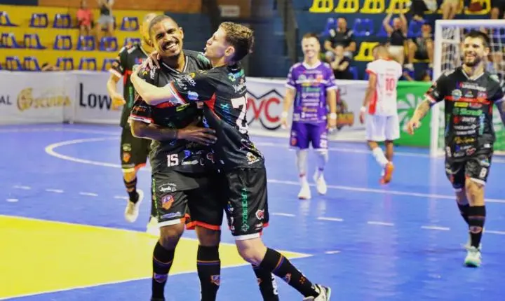 COPA UNIÃO: AFI UNIGUAÇU ITAIPULÂNDIA GOLEIA PALMAS E FAZ FESTA COM A TORCIDA