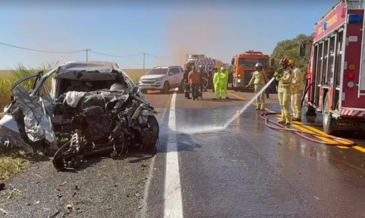 ENQUANTO TRANSPORTAVA GRÁVIDA, AMBULÂNCIA SE DEPARA COM ACIDENTE ENTRE QUATRO VEÍCULOS E INTERROMPE VIAGEM PARA ATENDER FERIDOS NA BR-369