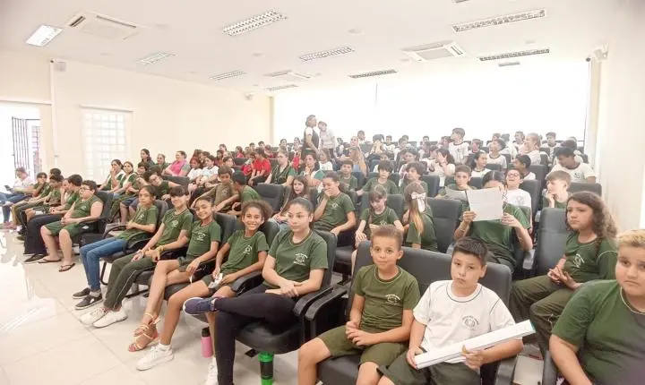 ESCOLAS MUNICIPAIS CONCLUEM PROJETO “JUSTIÇA E CIDADANIA TAMBÉM SE APRENDE NA ESCOLA” NO FÓRUM DE SÃO MIGUEL DO IGUAÇU
