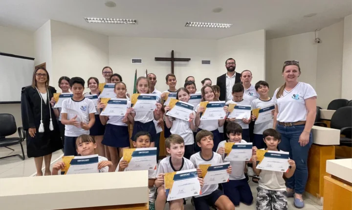 ESCOLAS MUNICIPAIS CONCLUEM PROJETO “JUSTIÇA E CIDADANIA TAMBÉM SE APRENDE NA ESCOLA” NO FÓRUM DE SÃO MIGUEL DO IGUAÇU