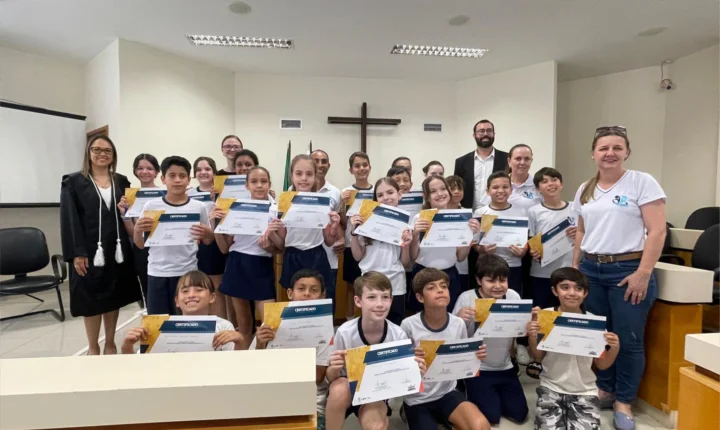 ESCOLAS MUNICIPAIS CONCLUEM PROJETO “JUSTIÇA E CIDADANIA TAMBÉM SE APRENDE NA ESCOLA” NO FÓRUM DE SÃO MIGUEL DO IGUAÇU