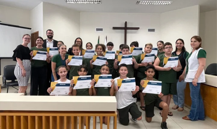 ESCOLAS MUNICIPAIS CONCLUEM PROJETO “JUSTIÇA E CIDADANIA TAMBÉM SE APRENDE NA ESCOLA” NO FÓRUM DE SÃO MIGUEL DO IGUAÇU