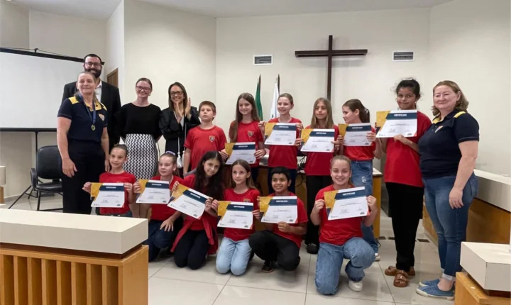 ESCOLAS MUNICIPAIS CONCLUEM PROJETO “JUSTIÇA E CIDADANIA TAMBÉM SE APRENDE NA ESCOLA” NO FÓRUM DE SÃO MIGUEL DO IGUAÇU