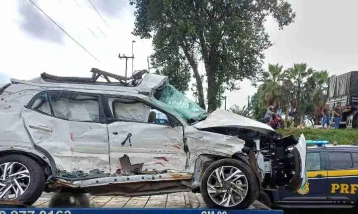 IMAGEM MOSTRA COMO FICOU O CRETA APÓS ACIDENTE FATAL NA BR-277; PRF DIVULGA DETALHES