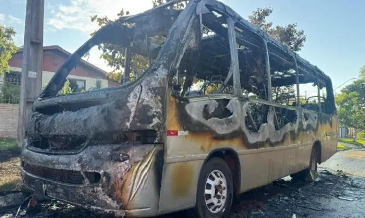 INCÊNDIO DESTRÓI MICRO-ÔNIBUS NO BAIRRO CIDADE ALTA EM SANTA HELENA