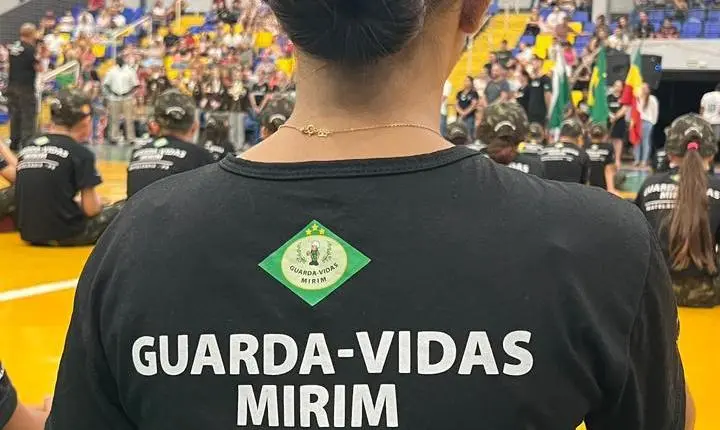 MATELÂNDIA REALIZA ENTREGA DE UNIFORMES PARA GUARDA-VIDAS MIRIM