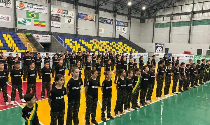 MATELÂNDIA REALIZA ENTREGA DE UNIFORMES PARA GUARDA-VIDAS MIRIM