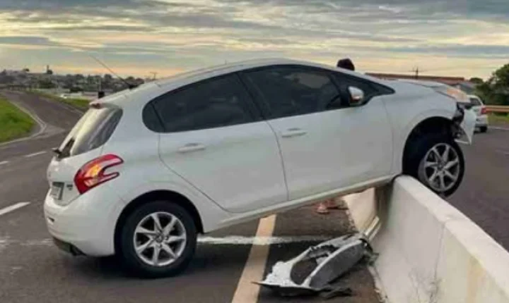 MOTORISTA PERDE CONTROLE E BATE EM MURETA NA PR-467 EM CASCAVEL